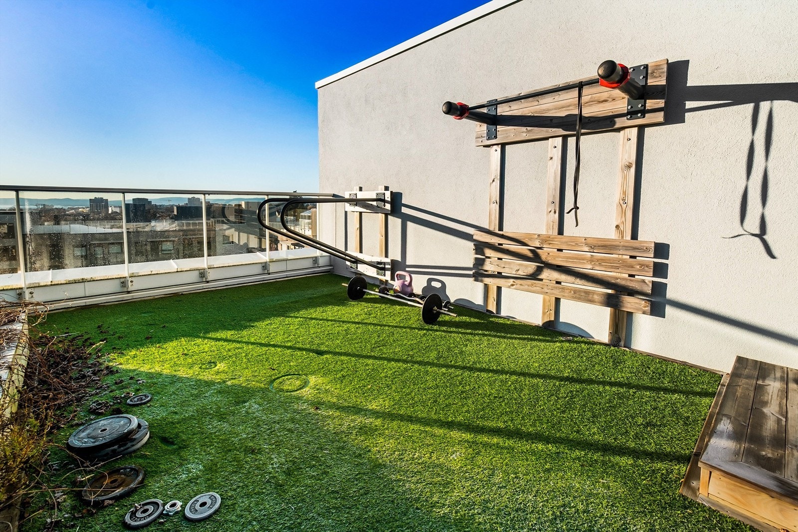 Takterrassen har også et praktisk treningsområde med utsikt. Direkte adkomst fra leiligheten med én trapp opp. Galleribilde