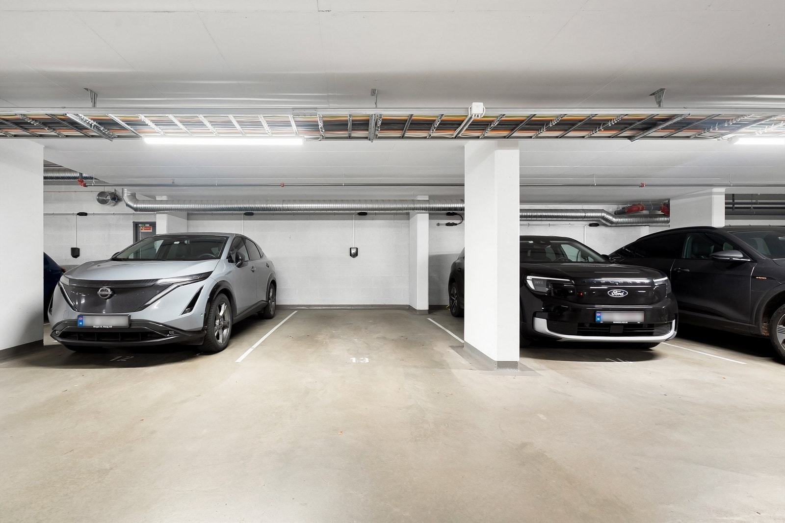 Parkeringsplass nr. 13 følger med leiligheten. Galleribilde
