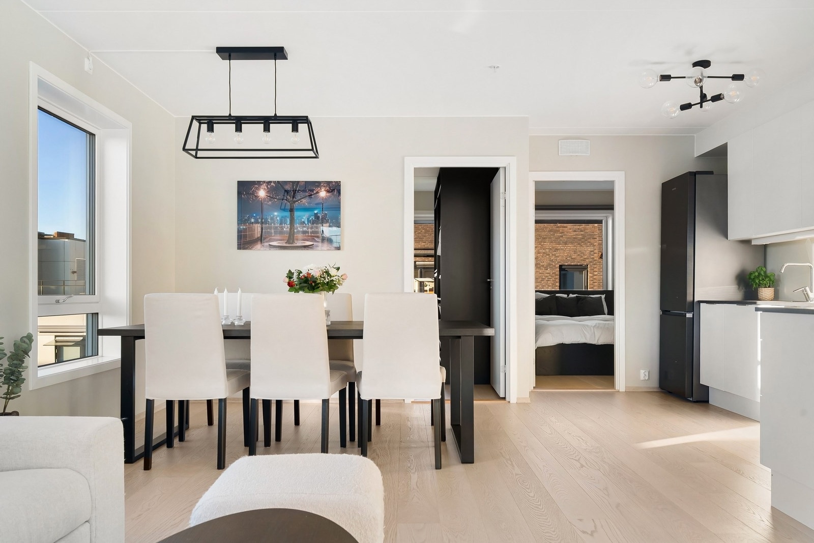 God plass til stor sittegruppe med naturlig plassering mellom kjøkken og stue. Galleribilde