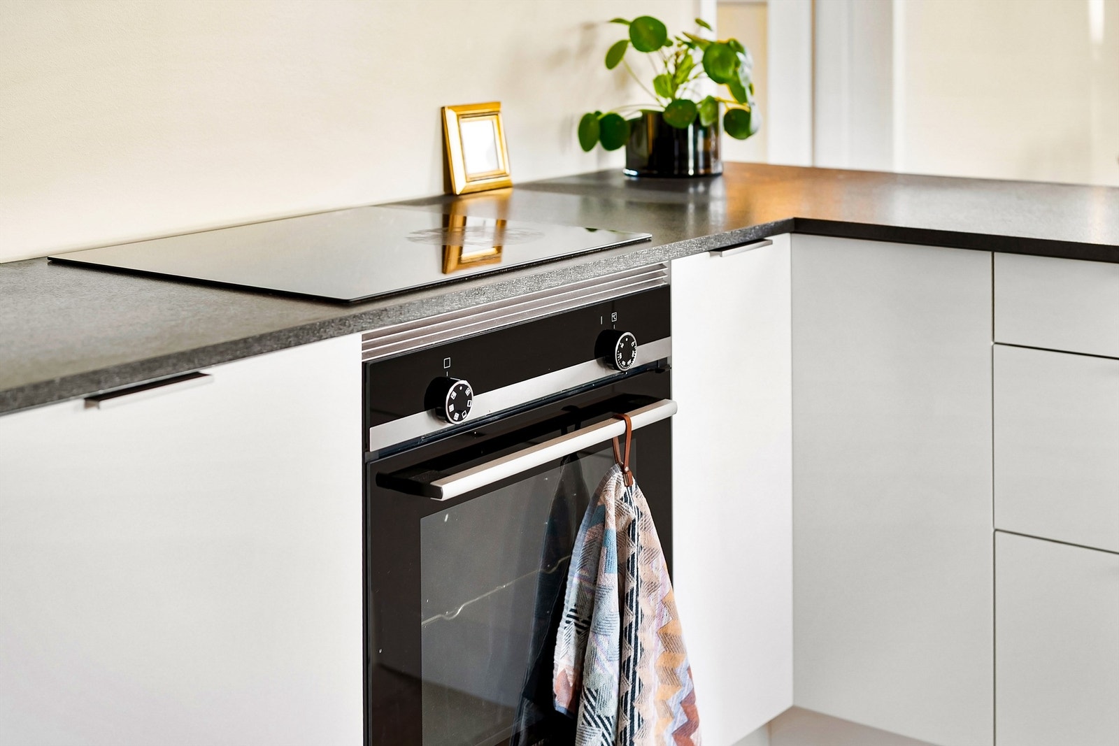 Kjøkkeninnredningen består også av stekeovn, platetopp med komfyrvakt og oppvaskmaskin. Galleribilde