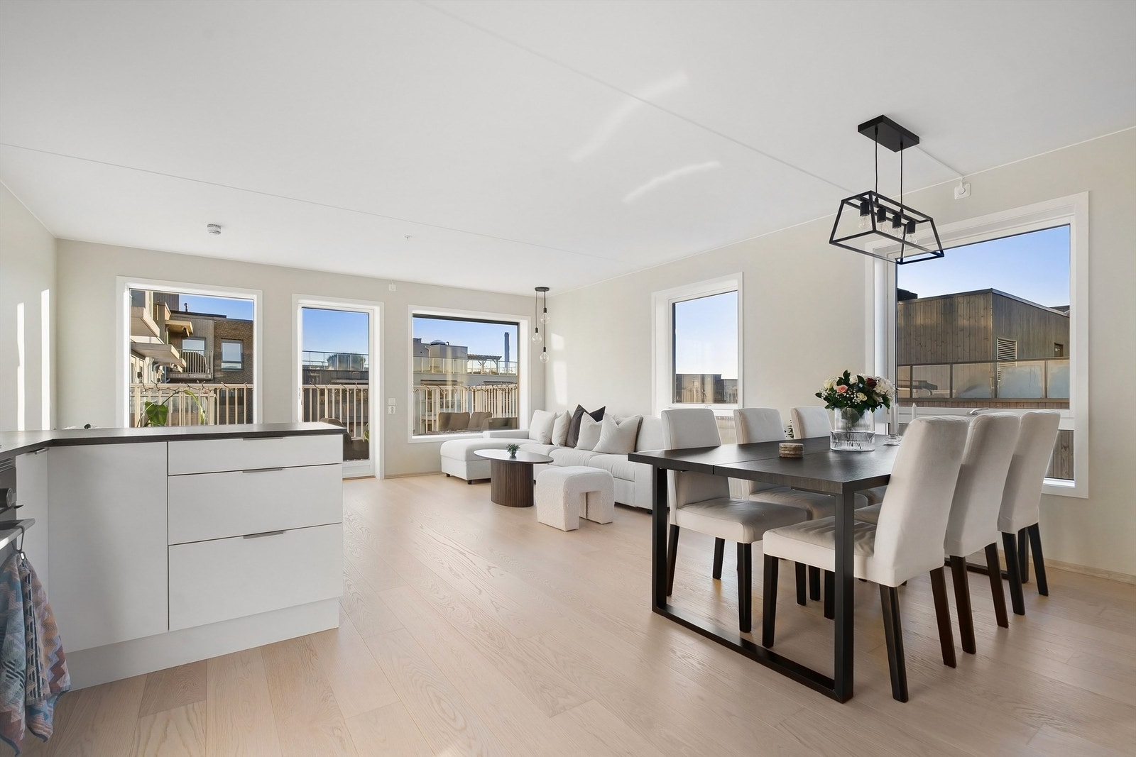 En stilren hjørneleilighet med store vindusflater og to balkonger. Alle vinduene i stuen har montert utvendige elektriske persienner. Galleribilde