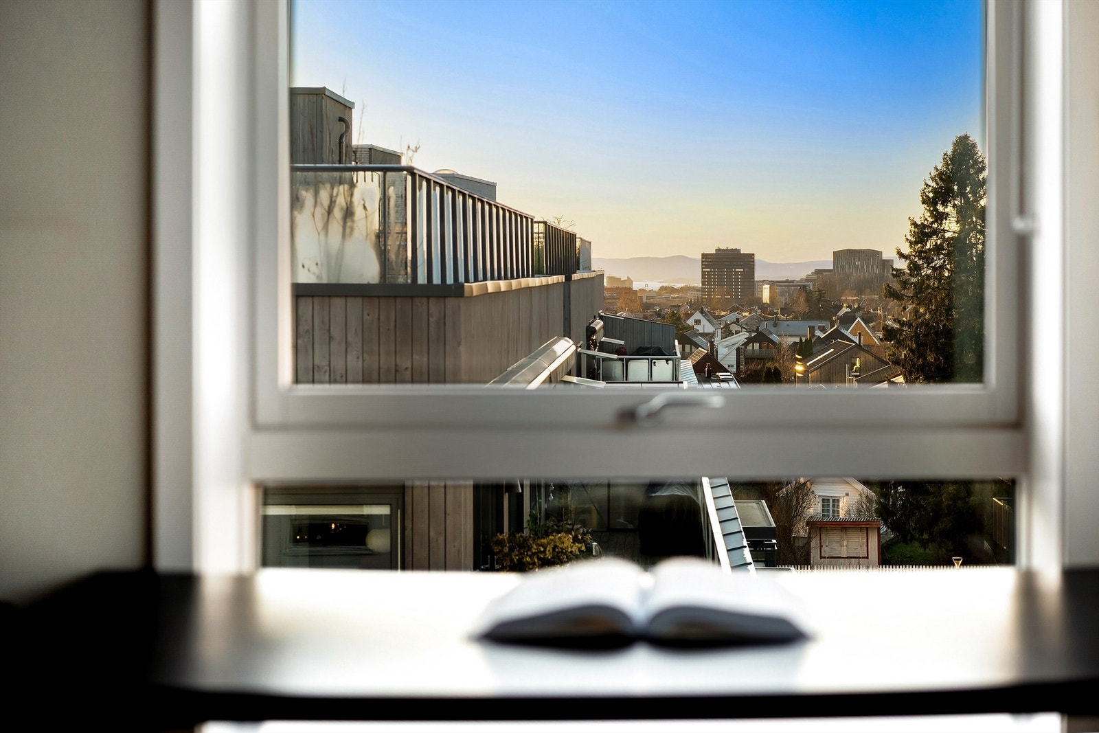 Utsikt på hjemmekontor mot Risløkka og et glimt av Oslofjorden. Galleribilde