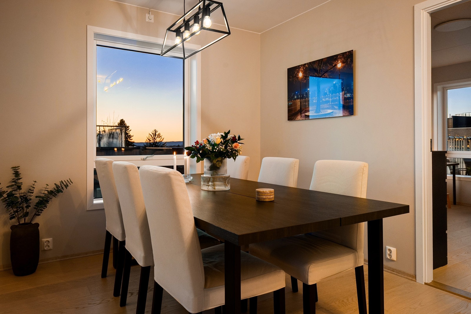 God plass til middagsgjester. Galleribilde