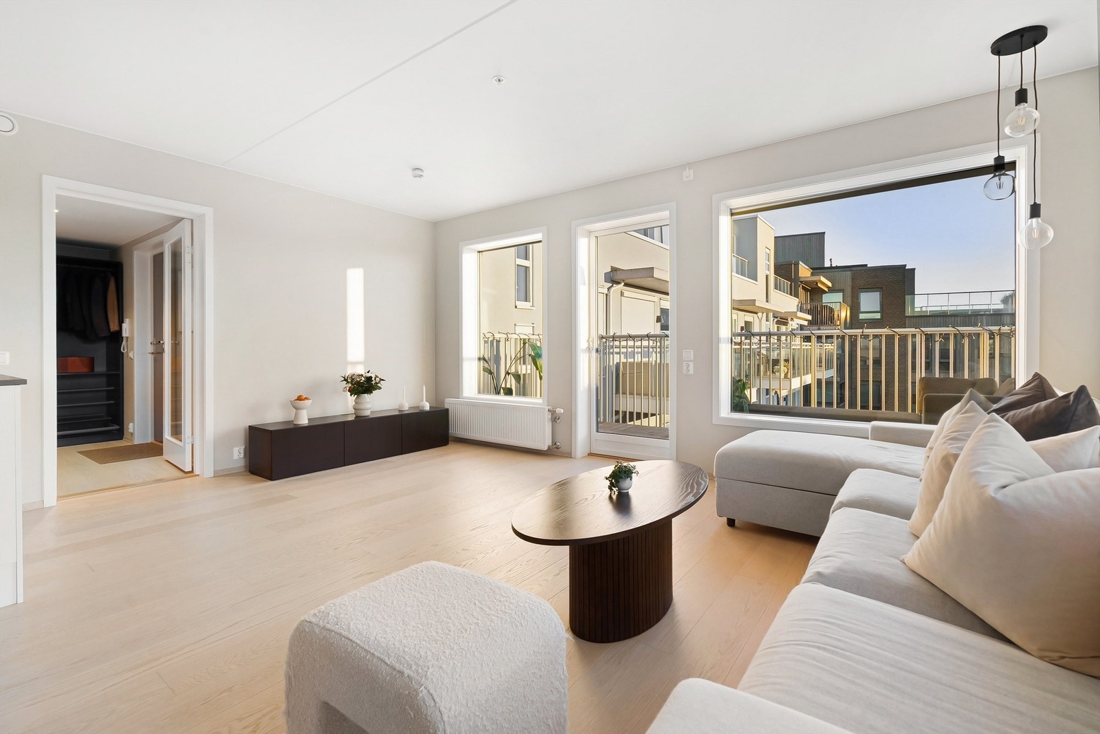 God plass til tv-benk i tilknytting til sofagruppe. Galleribilde