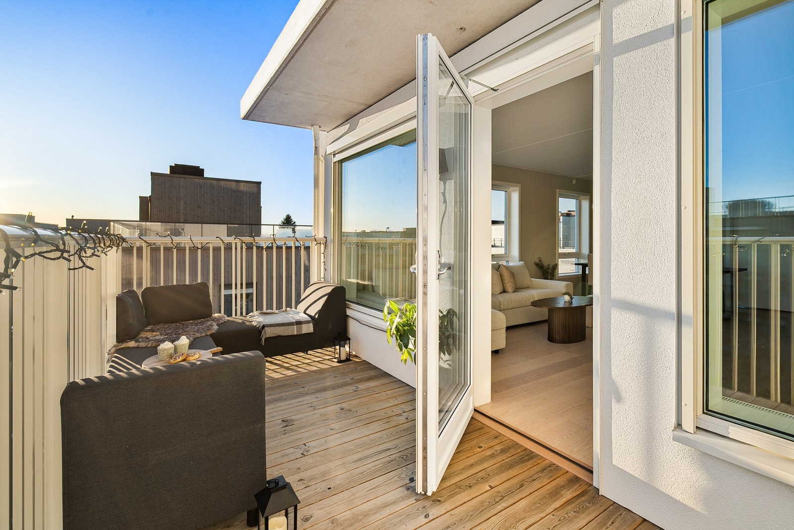 Med direkte utgang til 10 kvm balkong får man en forlengelse av leiligheten store deler av året. Galleribilde