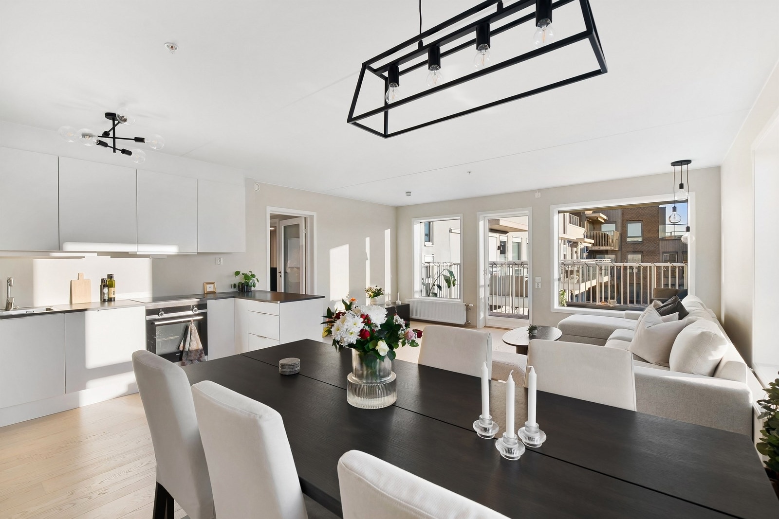 Leiligheten har en gjennomgående og sosial planløsning. Galleribilde