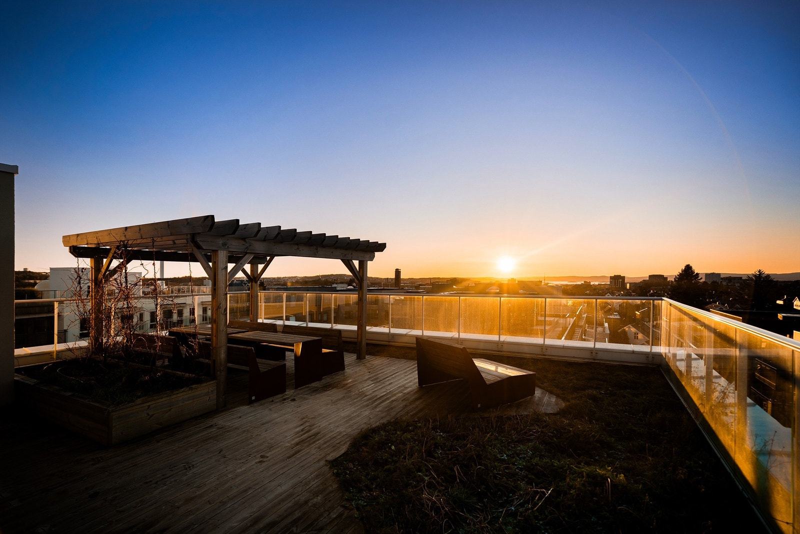 Her kan man nyte lange sommerkvelder og se solen gå ned. Galleribilde