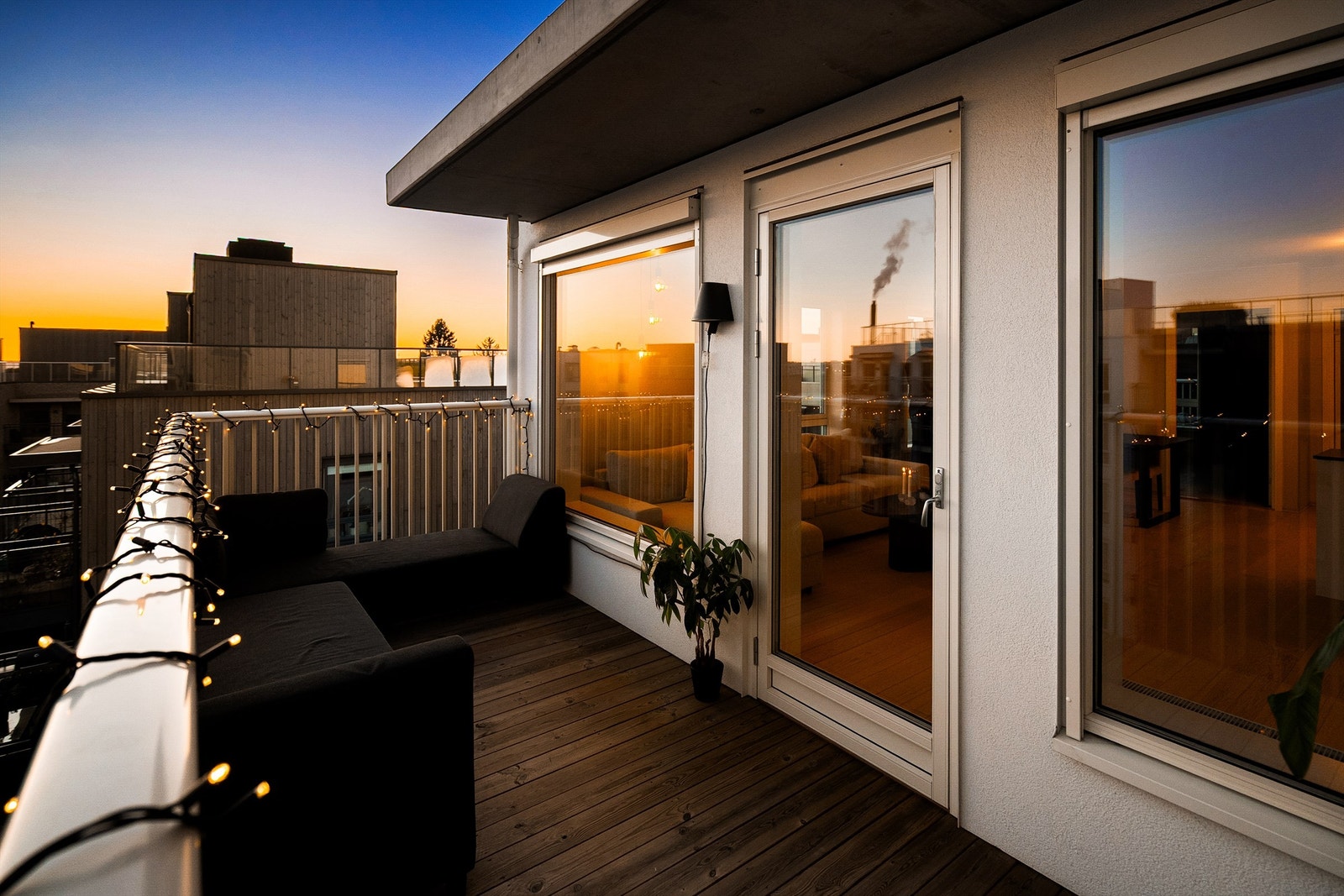 Balkongen fra stuen ser antydninger til solnedgangen i horisonten. Galleribilde