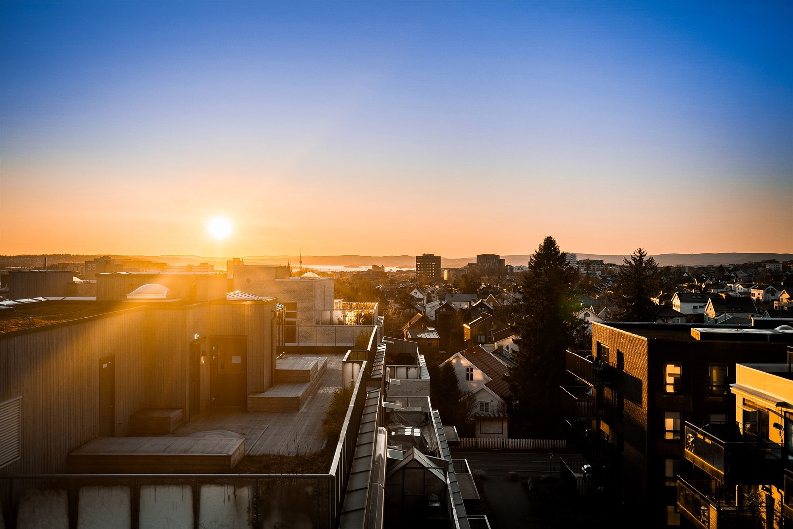 Fra takterrassen ser man helt ned til Oslofjorden. Galleribilde