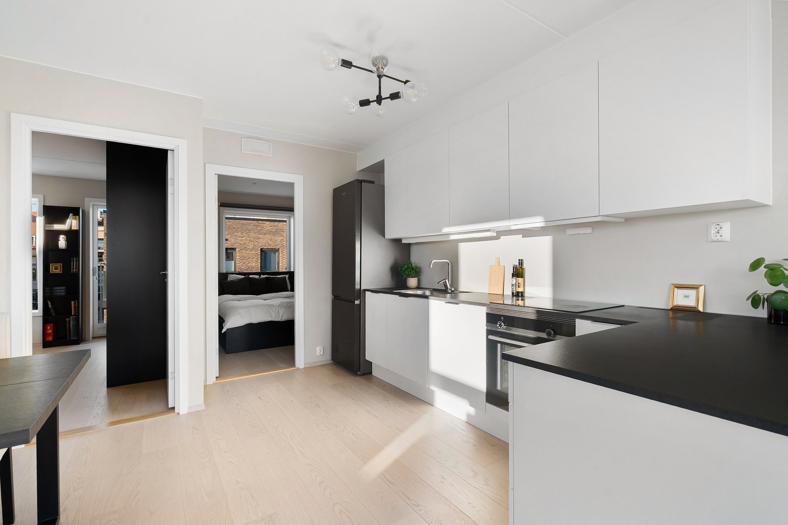 Adkomst til leilighetens to soverom fra kjøkken. Galleribilde