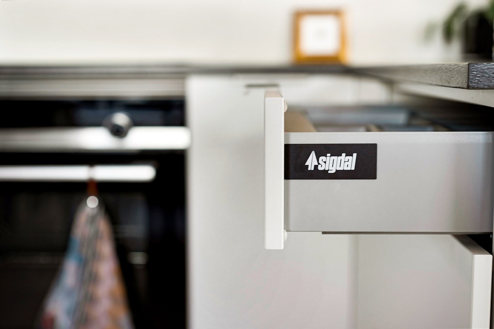 Kjøkkeninnredning med tidløst design fra Sigdal. Galleribilde