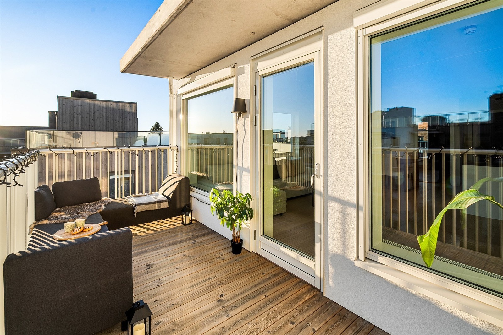 Balkongen er møbleringsvennlig med god plass til ulike sittesoner etter behov. Galleribilde