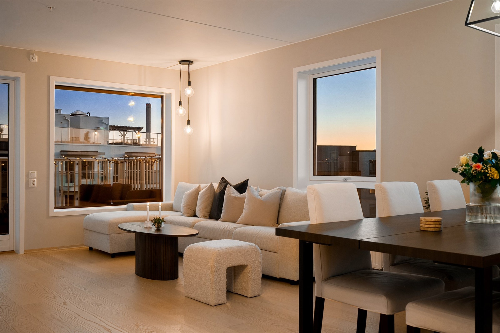 Store vindusflater gir en stemningsrik leilighet. Galleribilde