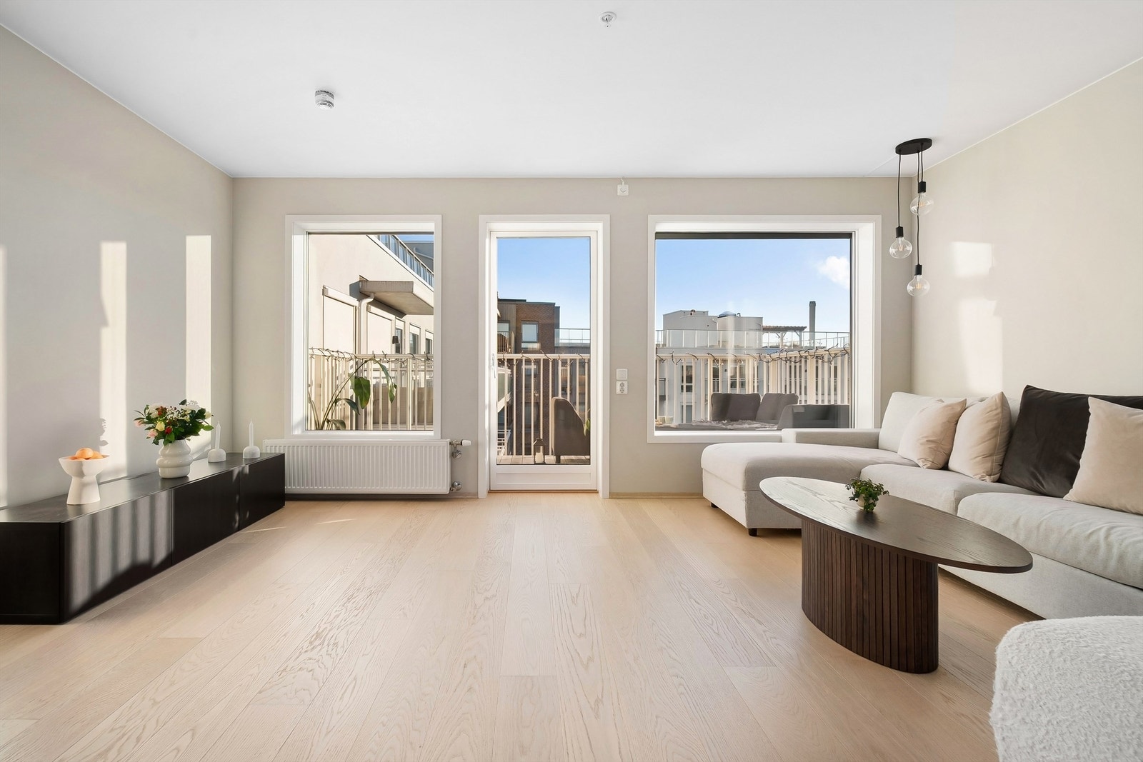 Alle stuens vinduer har montert utvendige elektriske persienner, som styres med fjernkontroll innenfra. Galleribilde