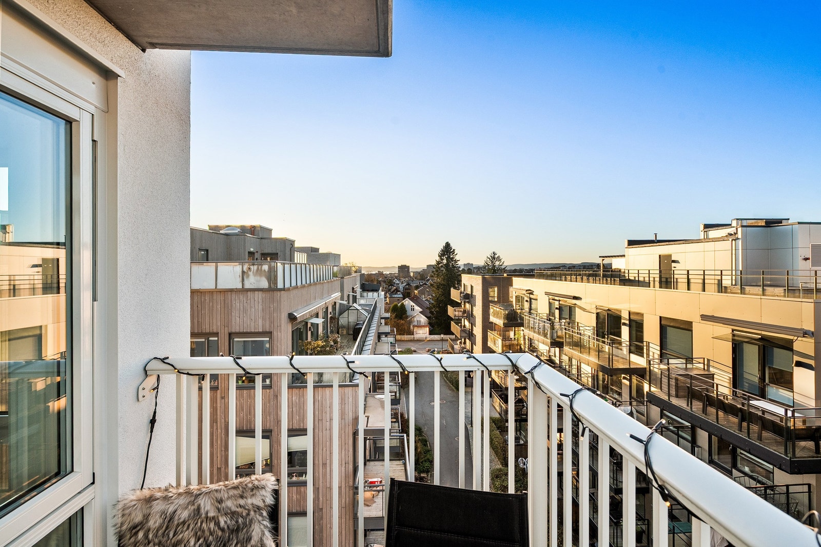 Nordvestvendt balkong på 5kvm vendt mot koselige Risløkka. Galleribilde