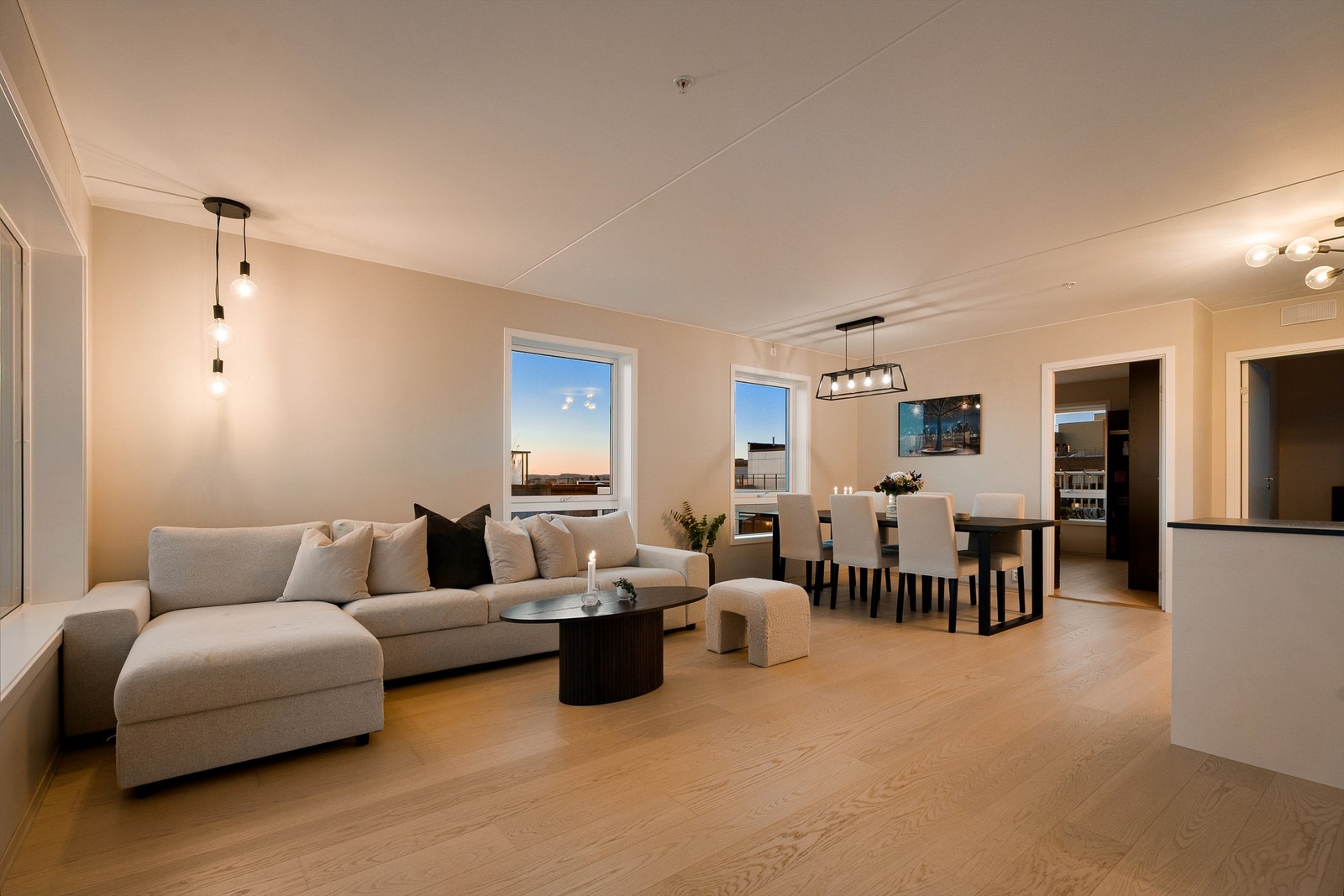 Med beliggenhet i 6. etasje får man en lun atmosfære i hele leiligheten ved solnedgang. Galleribilde