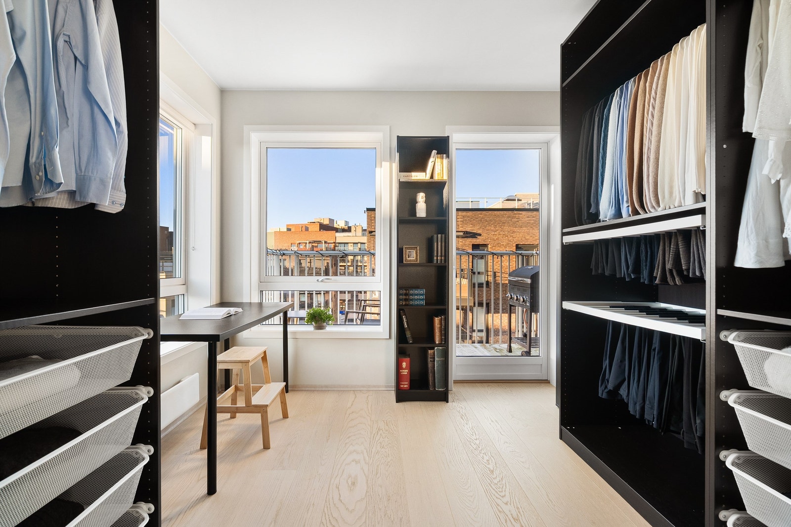 Her er det god plass til dobbeltseng og tilhørende nattbord om man skulle ønske å benytte det som soverom. Utgang til leilighetens andre balkong. Galleribilde