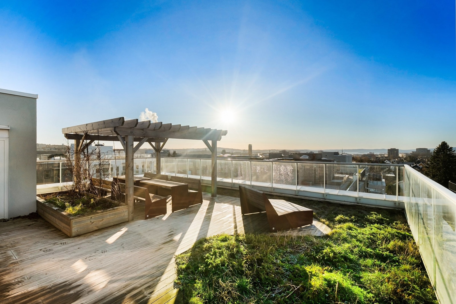 Borettslaget har 4 takterrasser som er tilgjengelig for alle beboerne. Direkte adkomst fra leiligheten med én trapp opp. Galleribilde