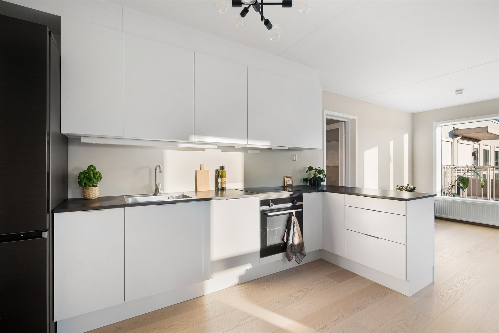 Stilrent Sigdal-kjøkken fra 2022 med åpen løsning mot stuen. Galleribilde