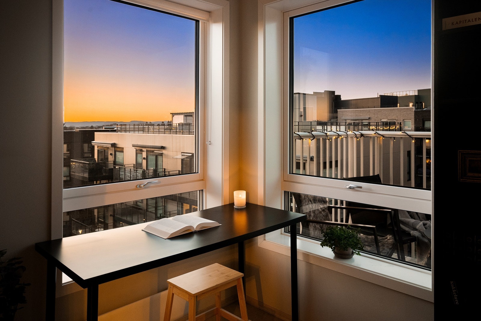 Store vindusflater gir rommet et lunt særpreg på kveldstid. Galleribilde