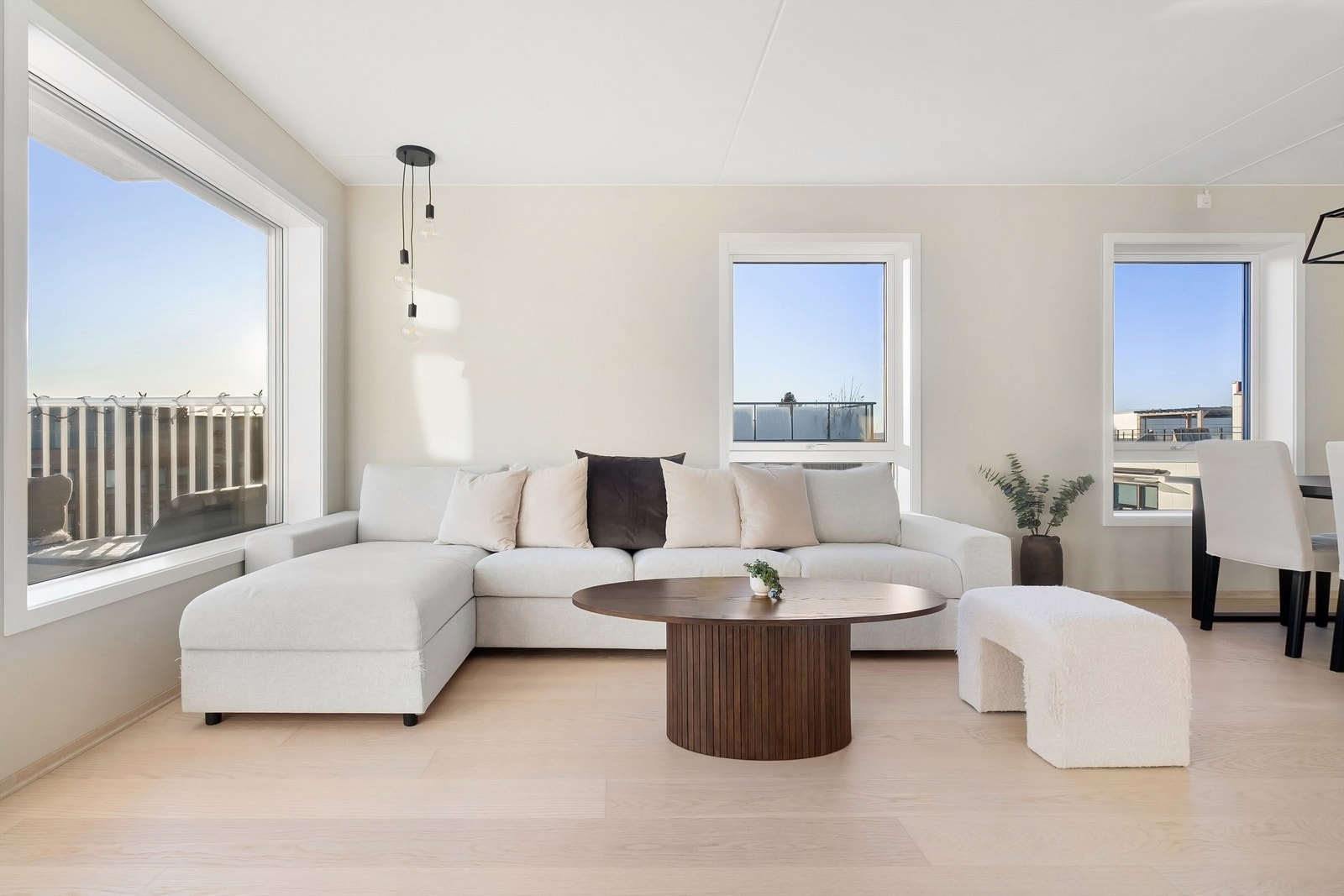 Innbydende og romslig stue med god plass til sofagruppe og tilhørende salongbord. Galleribilde