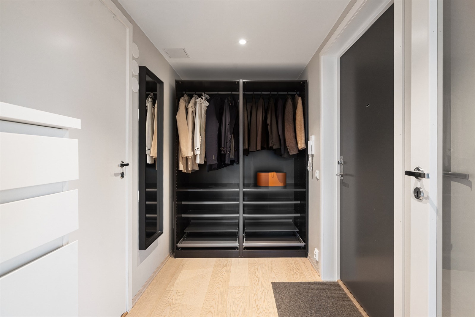 Romslig entré med plass til å sette fra seg skotøy og oppheng til ytterklær. Her er det satt inn garderobeskap som gir gode oppbevaringsmuligheter. Velkommen inn! Galleribilde