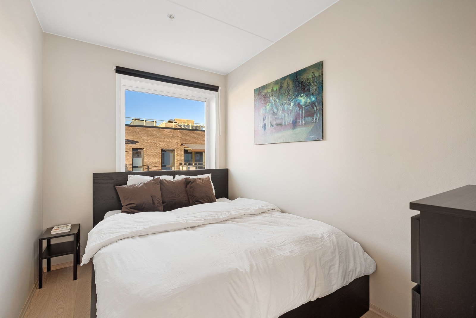 Det ene soverommet har plass til dobbeltseng og nattbord. Her er det også plass til kommode som gir gode oppbevaringsmuligheter. Selger benytter i dag soverom 2 som sitt soverom. Galleribilde