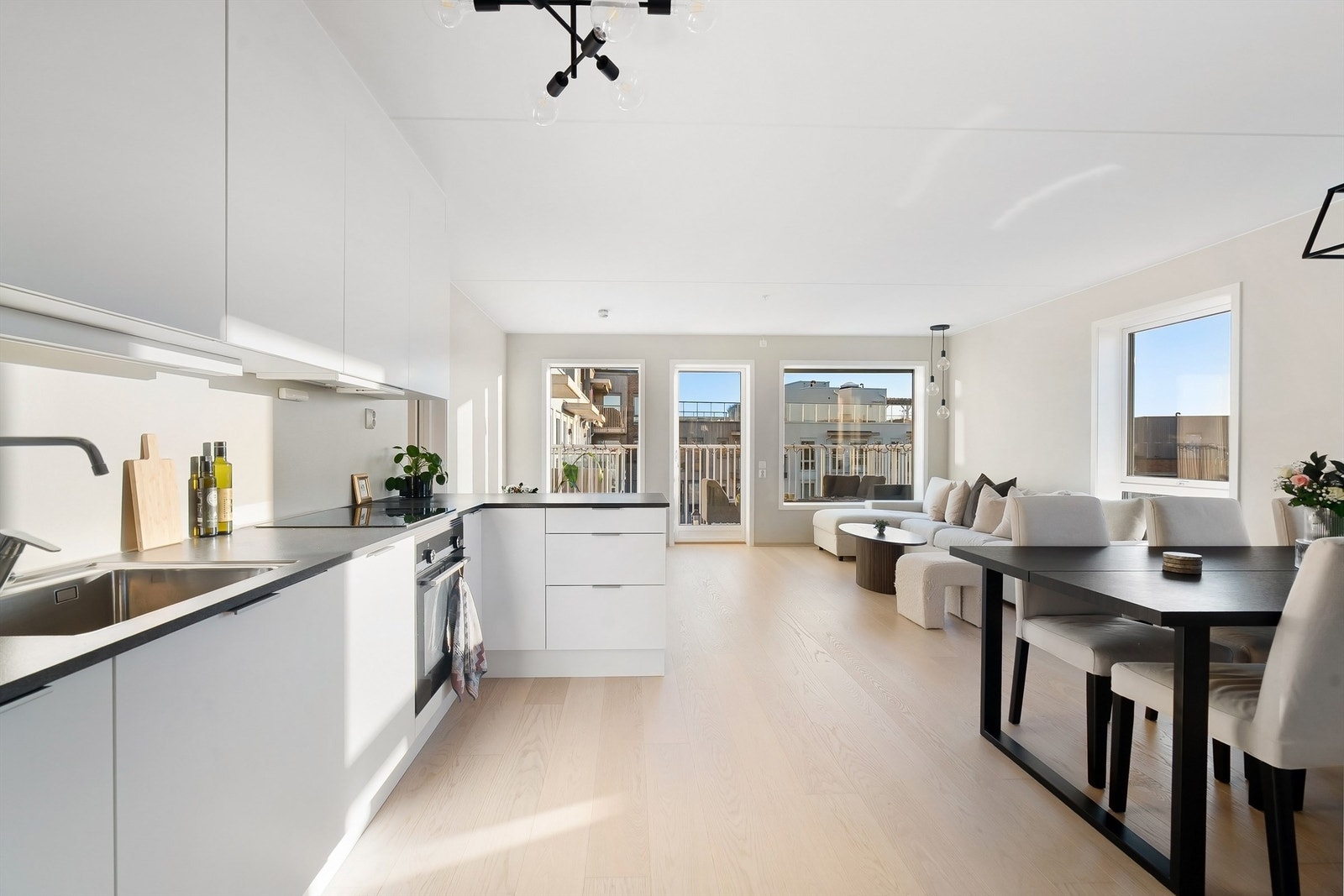 Leiligheten har et kult særpreg og en innholdsrik og åpen planløsning øverst i bygget (6. etasje) med vinduer langs hele stuen. Galleribilde