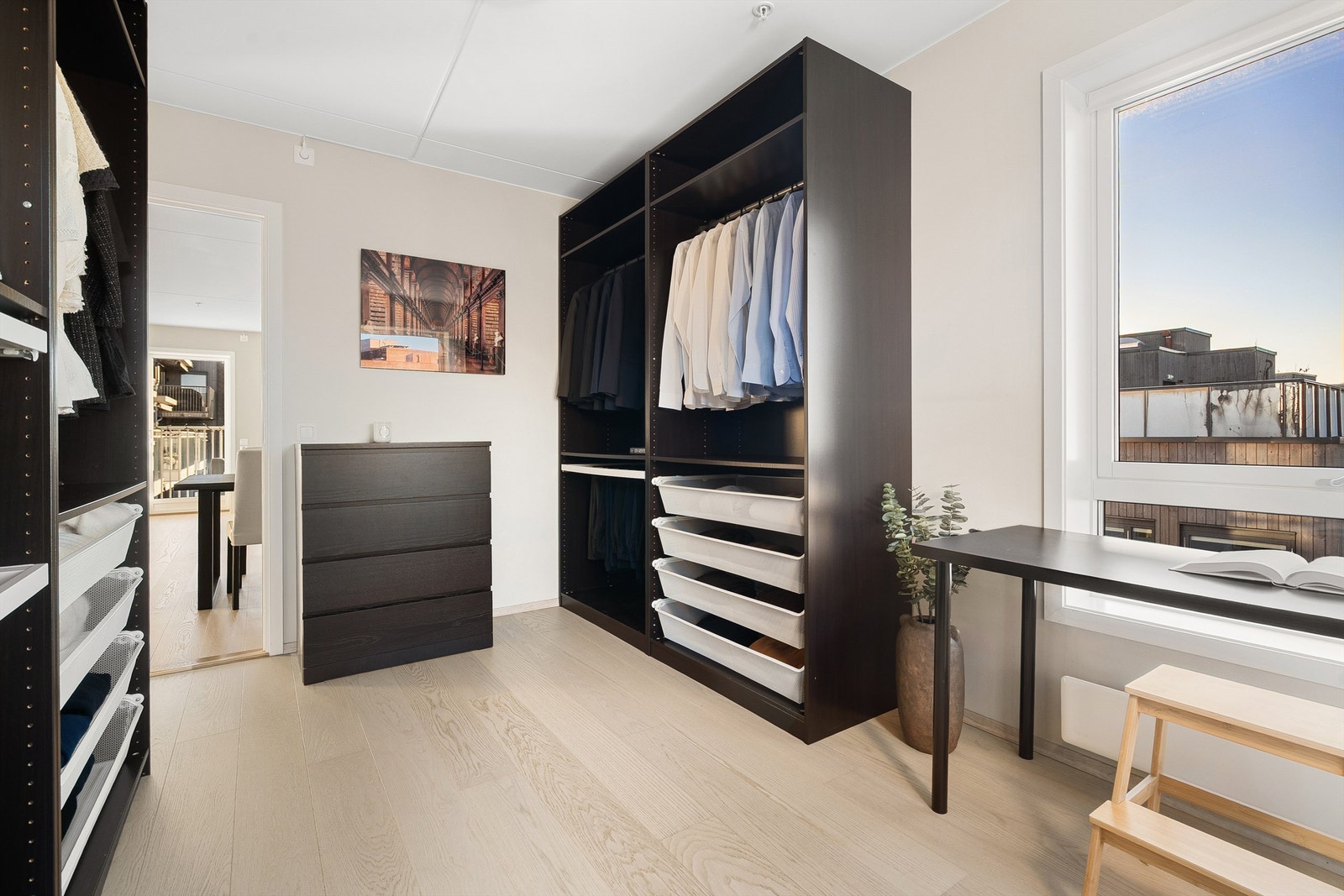 Det største soverommet blir i dag benyttet som garderobe og kontor. Galleribilde