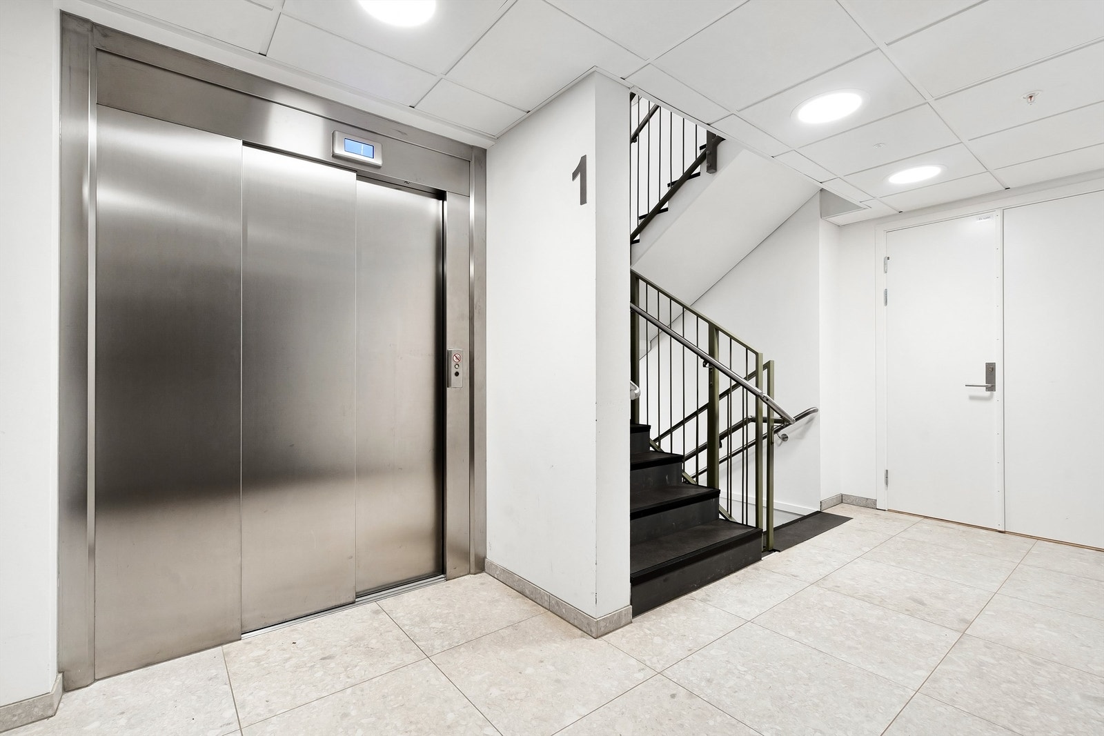 Leiligheten har adkomst via heis og felles trappeoppgang. Galleribilde