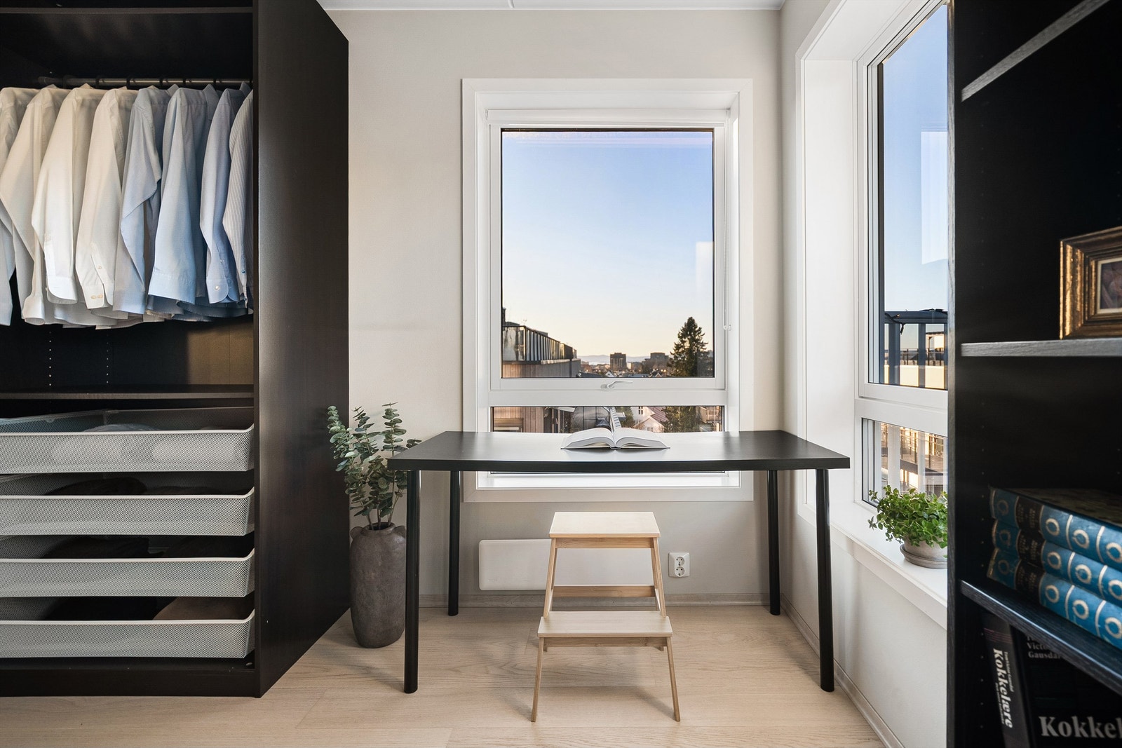 Kontorplass med utsyn mot hyggelige omgivelser og utsikt helt ned til Oslofjorden. Galleribilde