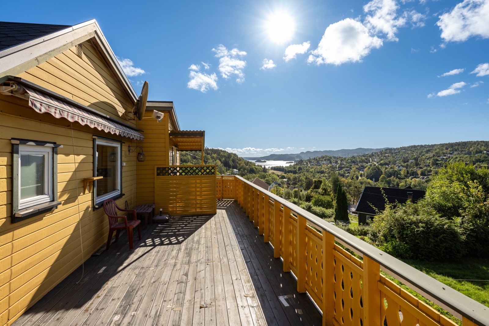 Stor terrasse i 2. etasje med flott utsikt og gode solforhold Galleribilde