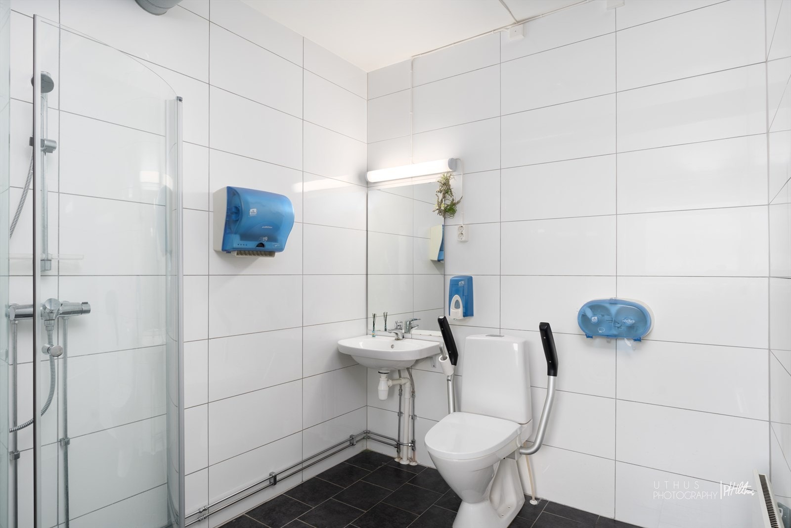 Bad 1 i 1. etasjen er lyst og flislagt bad med servant, klosett og dusjhjørne. Badet er i følge eier pusset opp i ca. 2011/2012. Galleribilde