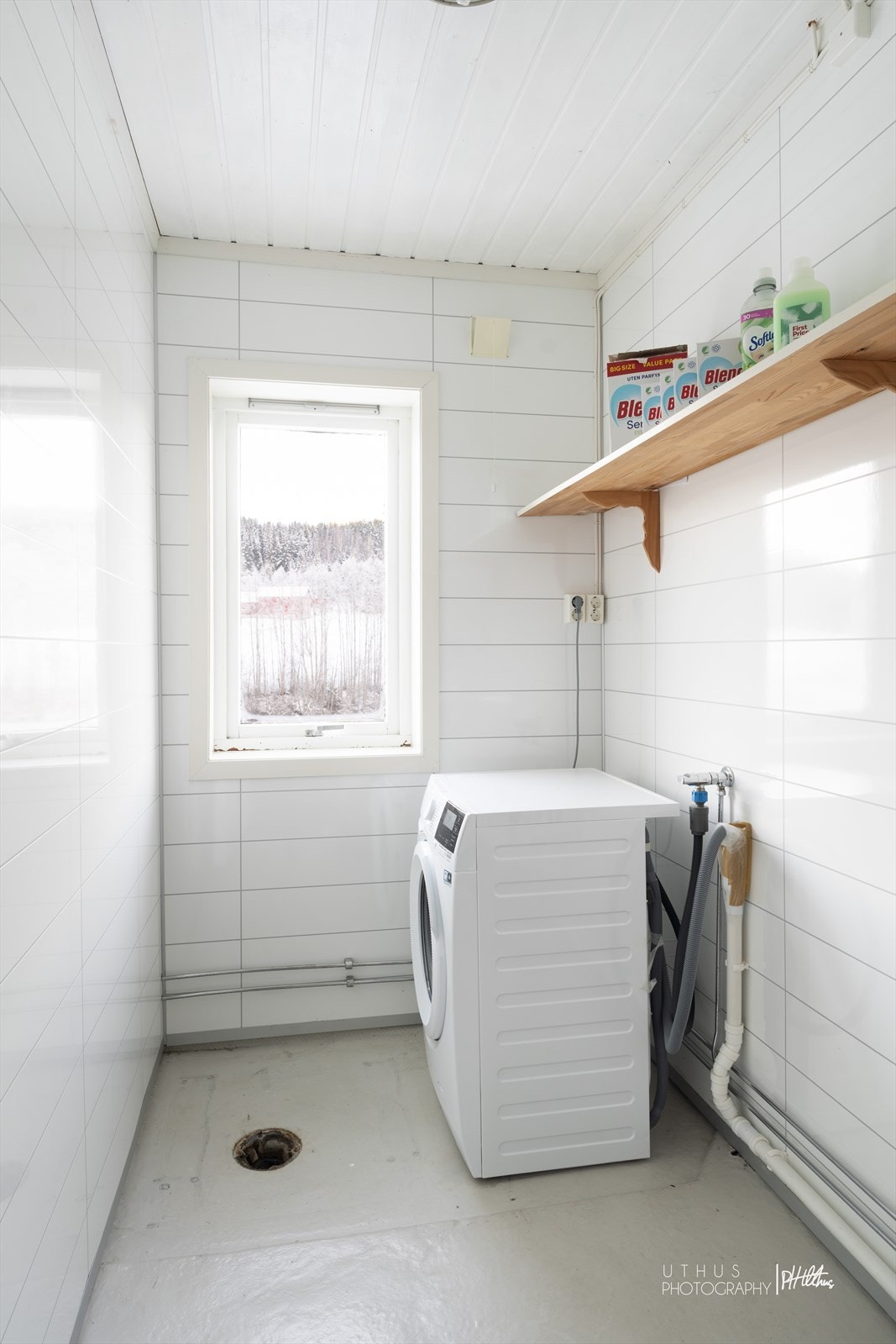 Vaskerom med skyllekum i rustfritt stål og opplegg for vaskemaskin. Galleribilde