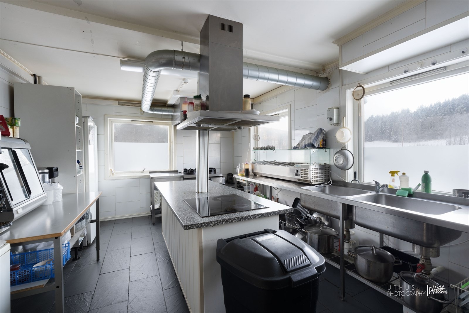 Kjøkkeninnredning med glatte fronter, benkeplate i laminat, og benkebeslag med vaskekummer. Galleribilde