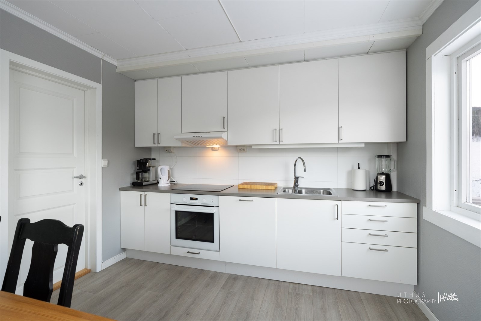 Induksjonstopp, stekeovn og oppvaskmaskin er integrert i innredningen. Galleribilde