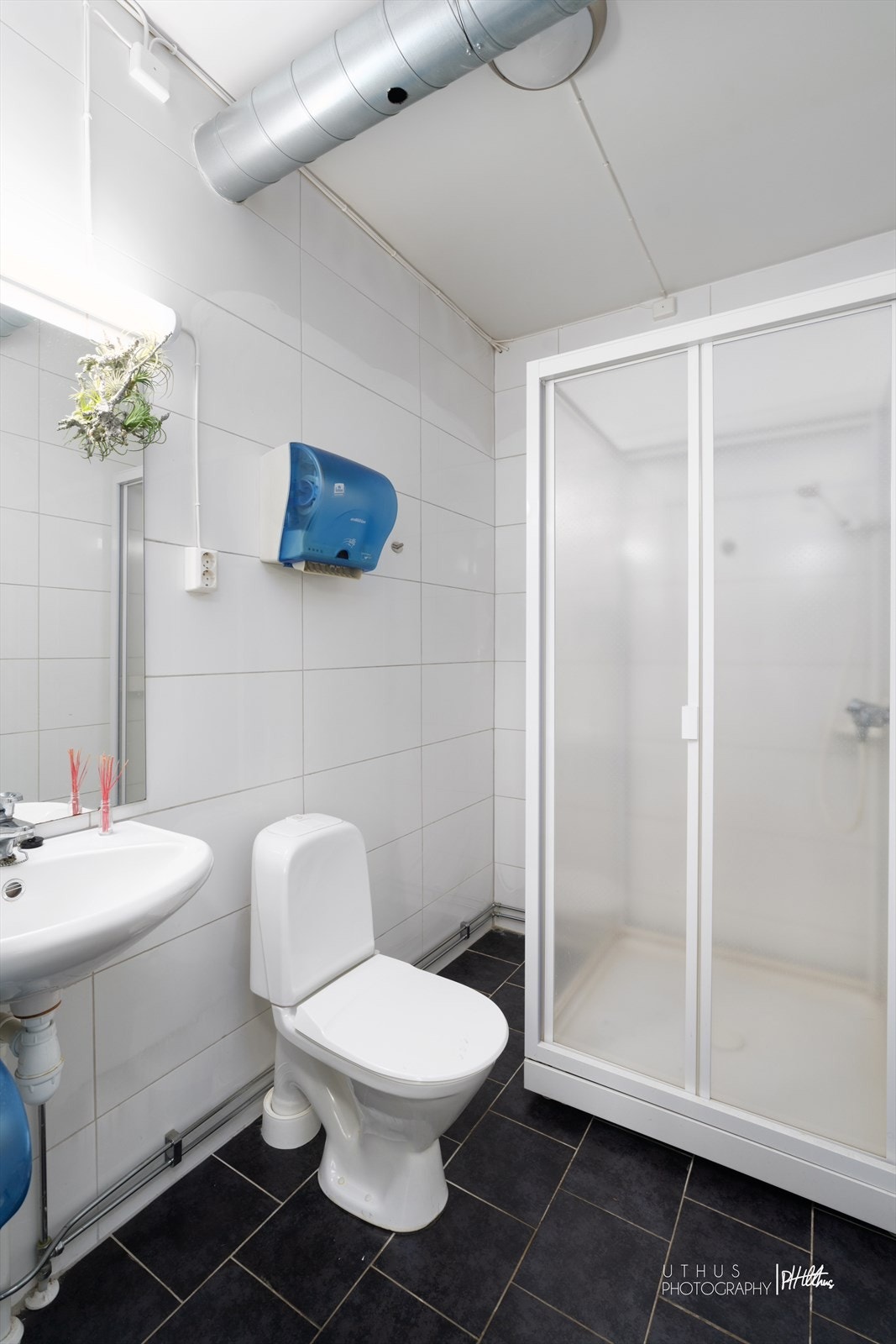 Bad 2 i 1. etasjen er lyst og flislagt bad med servant, klosett og dusjkabinett. Badet er i følge eier pusset opp i ca. 2011/2012. Galleribilde