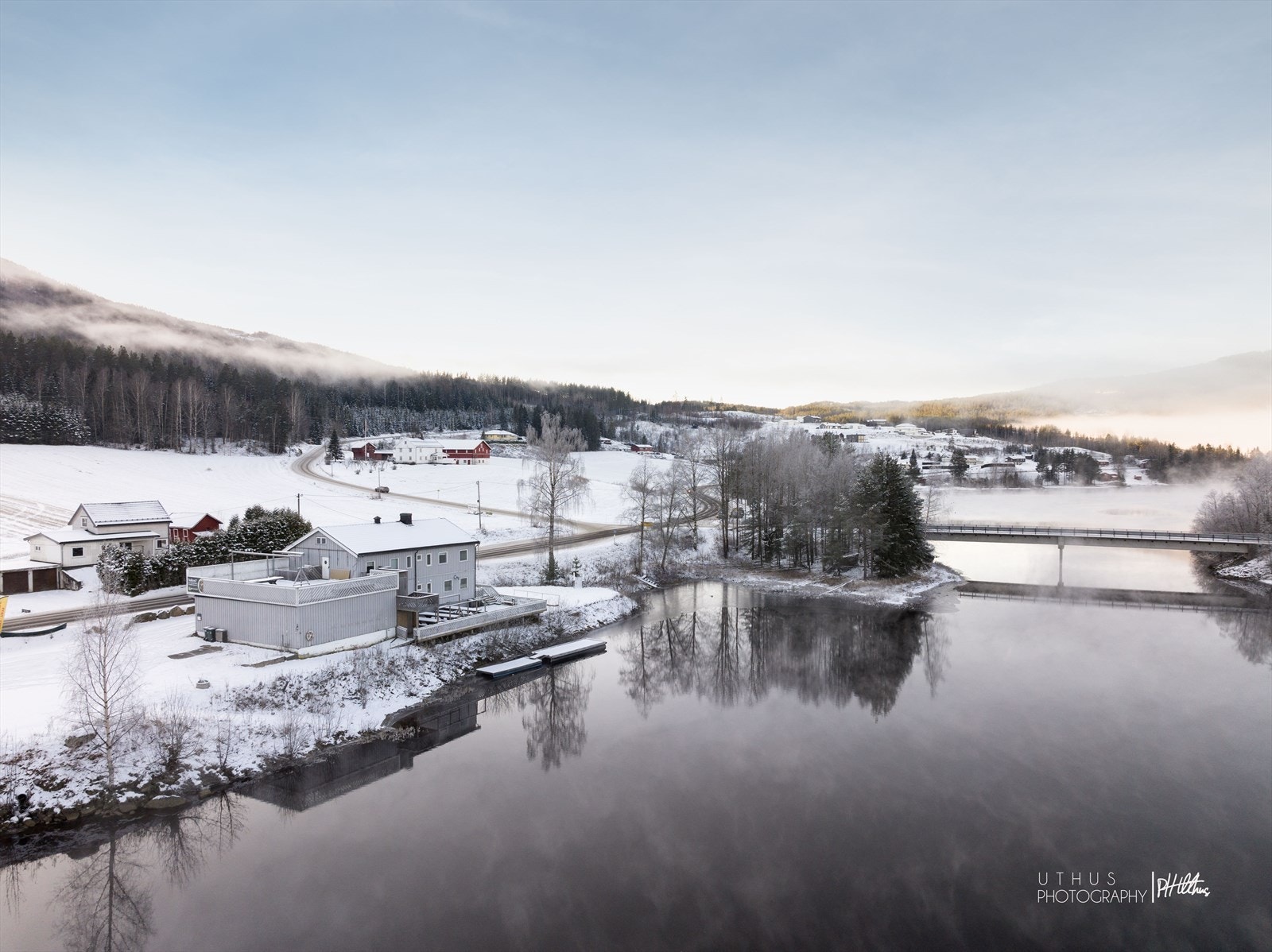 Prestfoss sentrum er ca. 3 minutters kjøretur fra boligen. Sentrum har både dagligvareforretninger, restauranter, skoler, museum og bakeri. Galleribilde