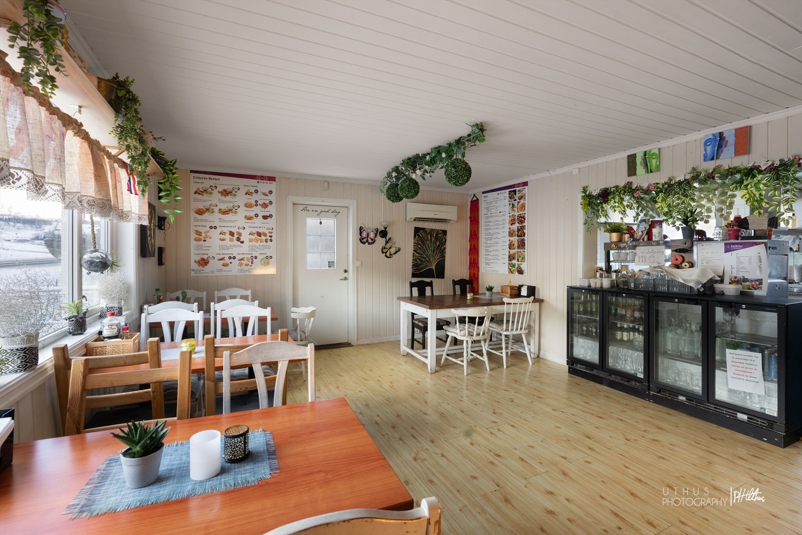 1. etasjen er innredet som kafé-/restaurantvirksomhet. Galleribilde