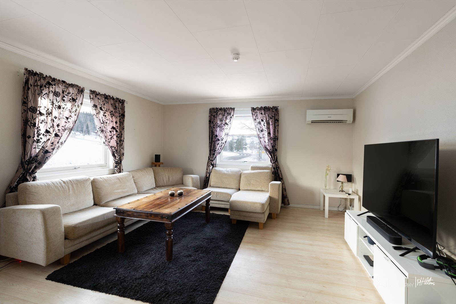 Horisontaldelt tomannsbolig over fire etasjeplan (inkl. loft og kjeller). 2. etasjen er innredet som leilighet. Galleribilde