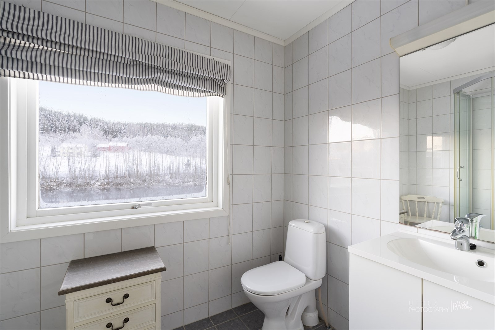 Badet i 2. etasjen er lyst og flislagt med servantskap, klosett og dusjkabinett. Badet er i følge eier pusset opp i ca. 2011/2012. Galleribilde