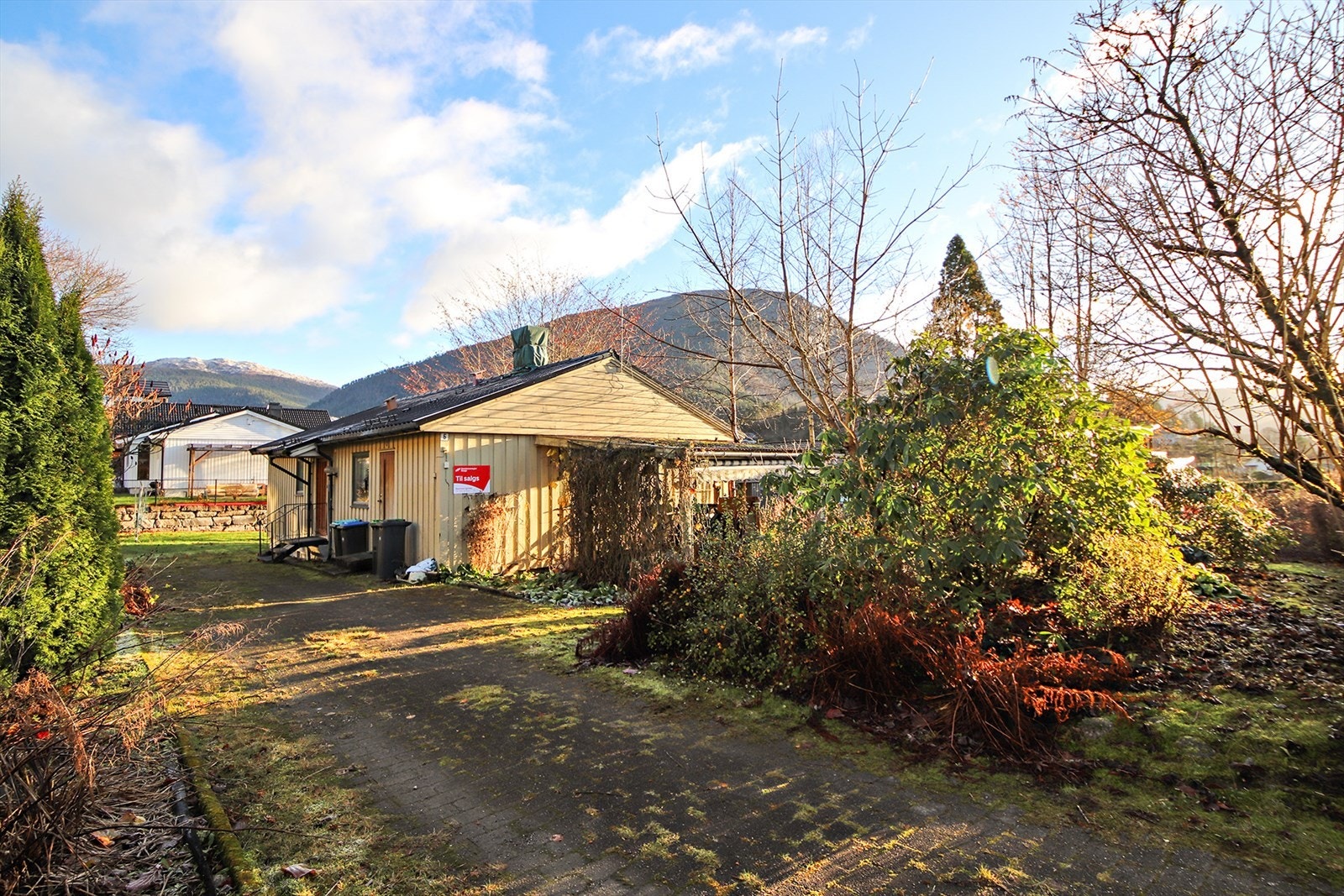 Tomten er tilnærmet flat og har enkel tilkomst fra offentlig veg. Galleribilde