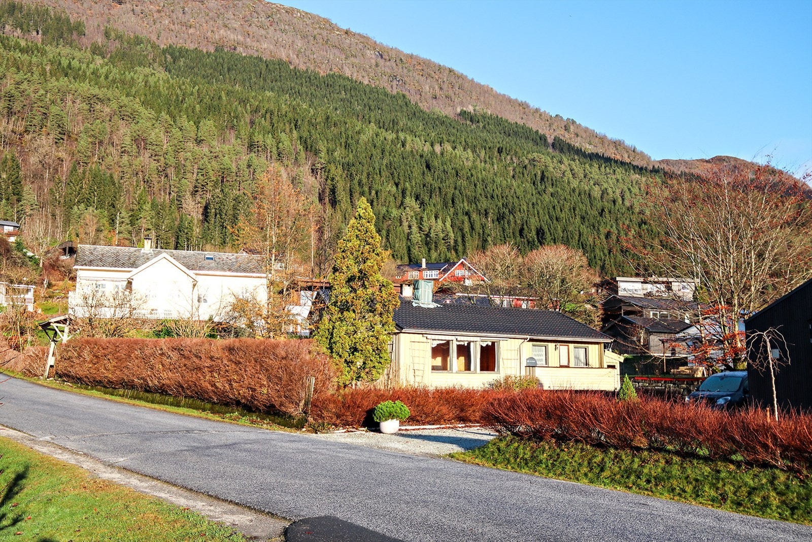 Eiendommen lhar en attraktiv plassering med gode solforhold, butikker, skoler, barnehager og fine turområder helt i nærheten. Galleribilde