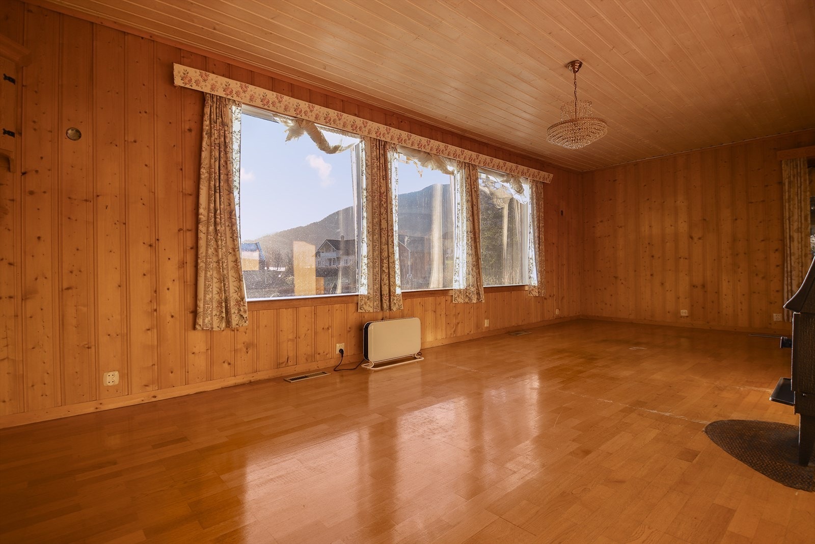 Huset har i hovedsak standard fra byggeåret og er ett renoveringsobjekt. Galleribilde