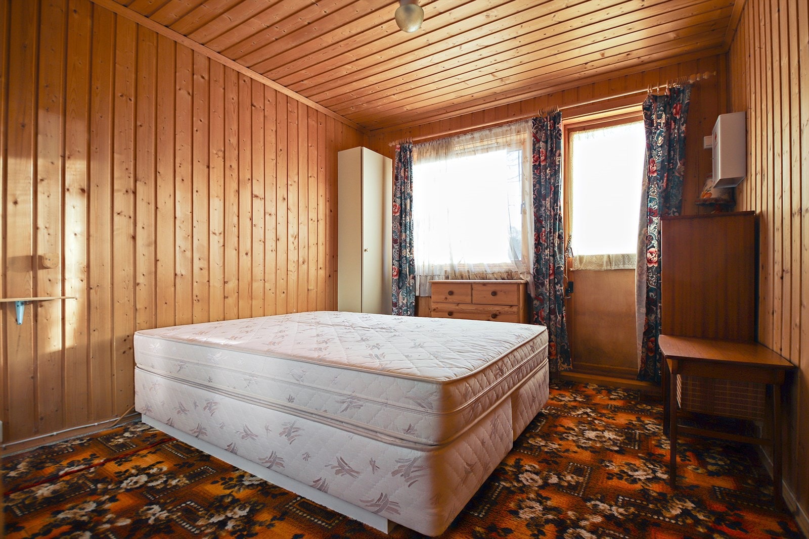 Hovedetasjen har 3 soverom. Dette er er det største soverommet. Galleribilde