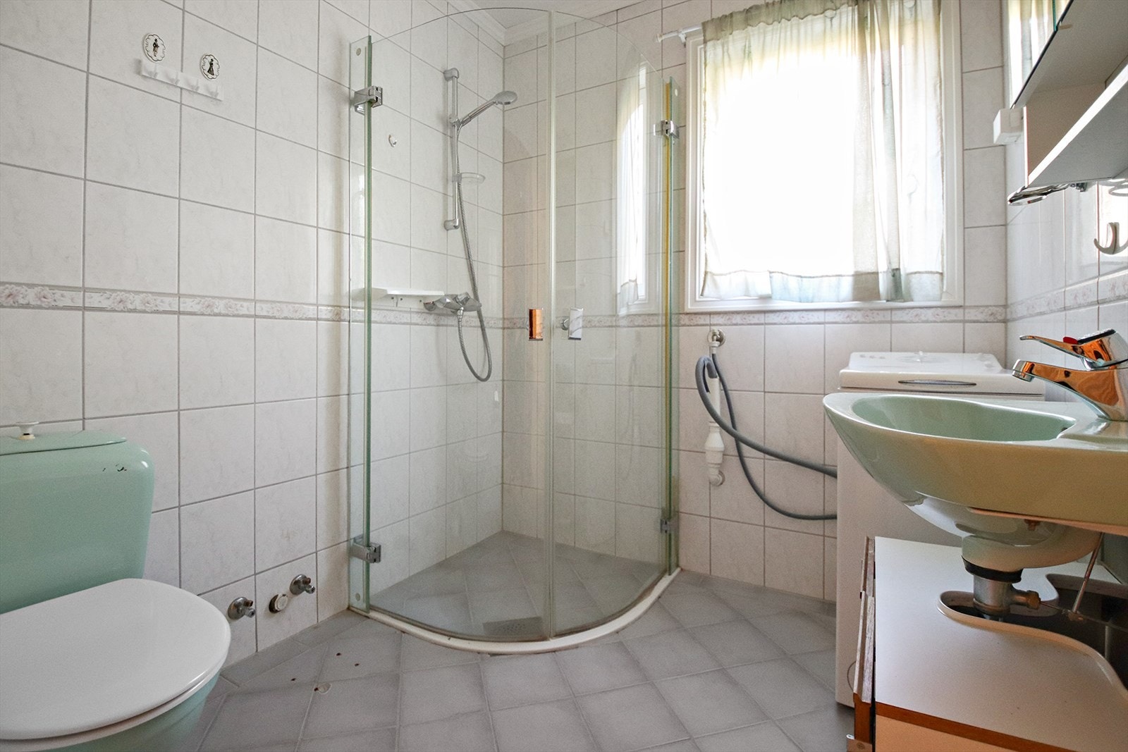 Badet i hovedetasjen har flislagte oerflater. Galleribilde