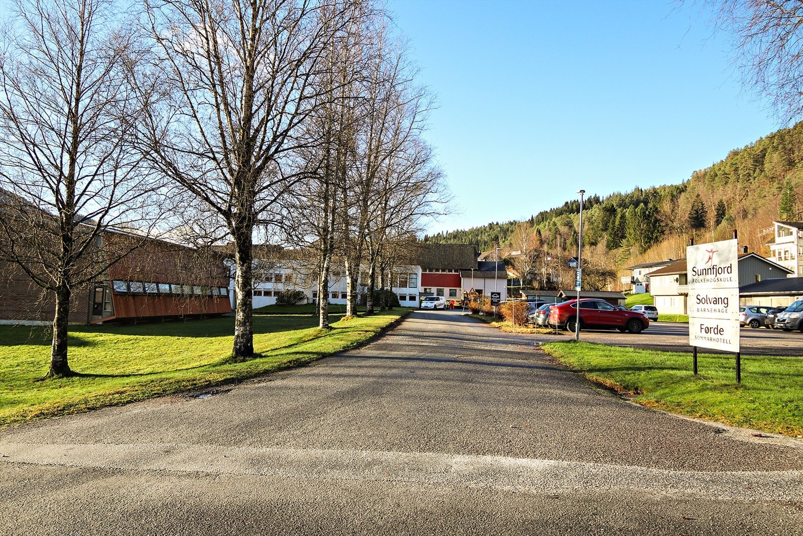 Lenger opp i gaten ligger folkehøyskolen. Galleribilde