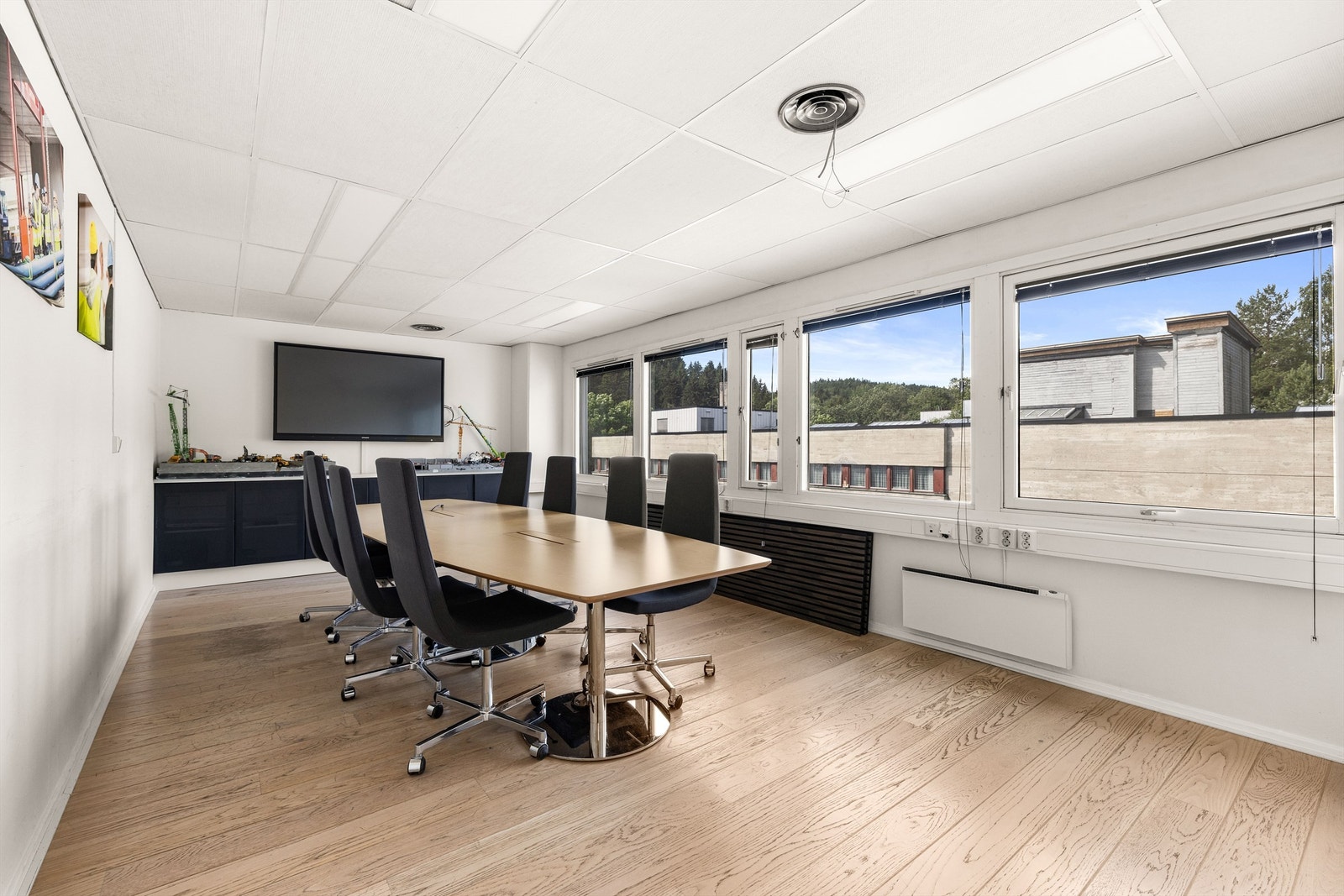 Møterom med store vindusflater som slipper inn godt med dagslys Galleribilde