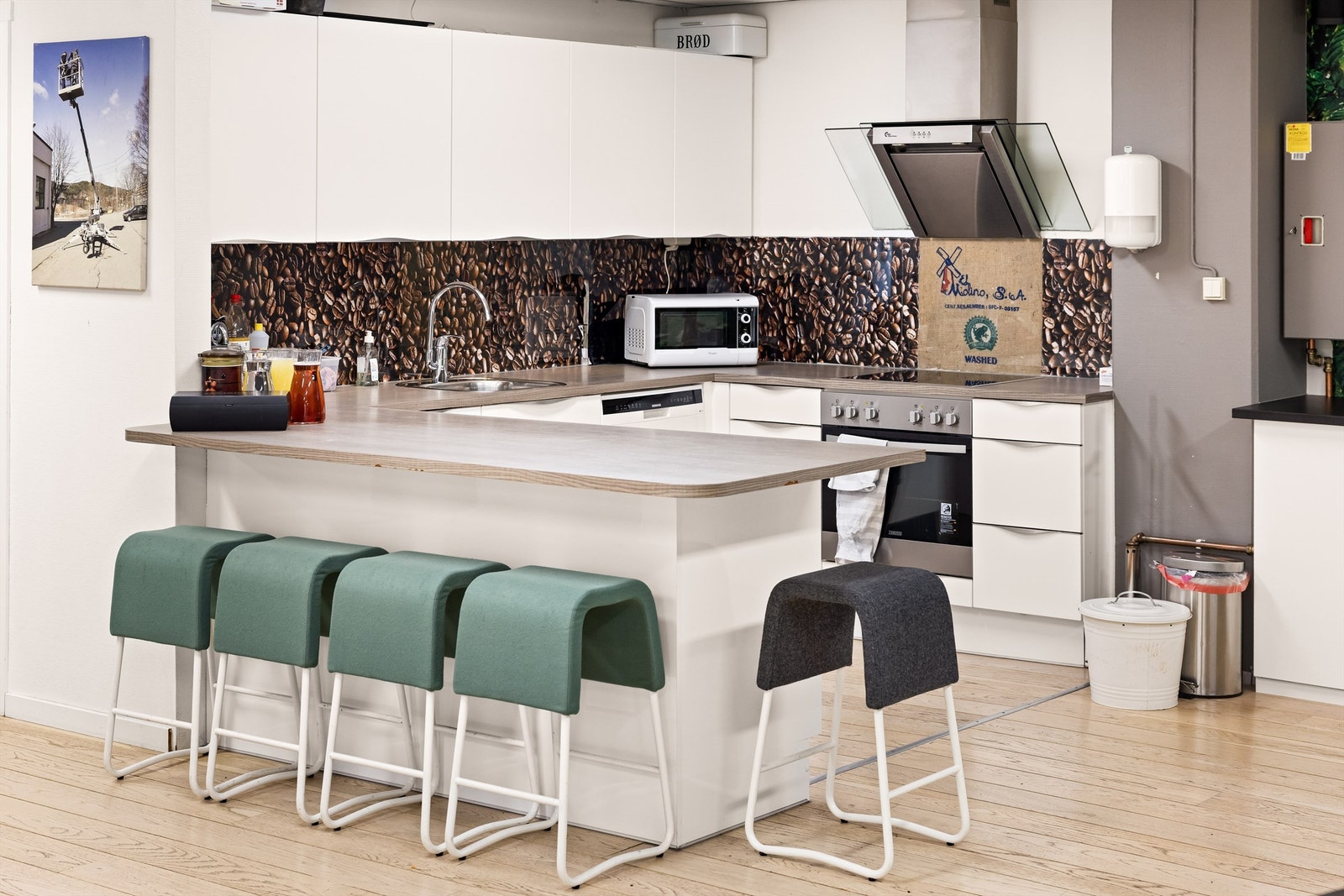 Kjøkken med komfyr, koketopp, avtrekksvifte med kullfilter, oppvaskmaskin og kjøleskap. Praktisk spiseplass. Galleribilde