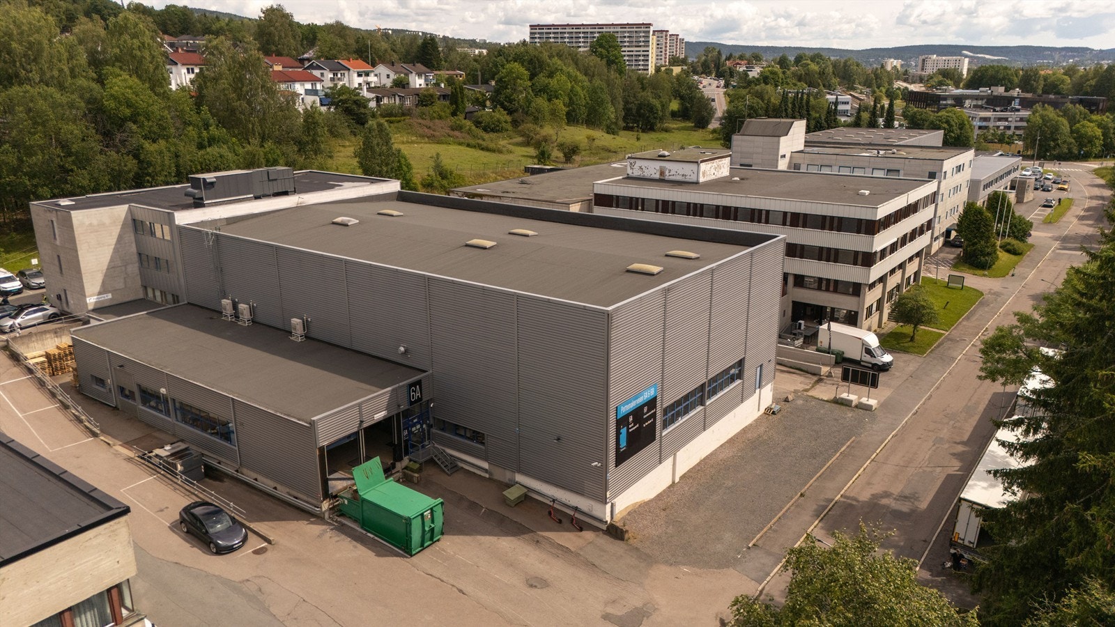 Eiendommen ligger fint til i et lite men veletablert næringsområde Galleribilde